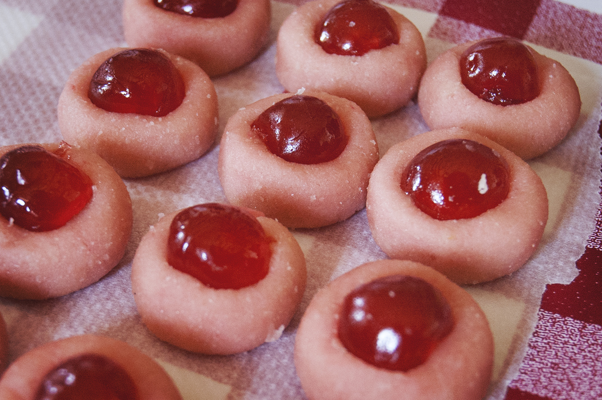 Panellets de cirera confitada a punt d'enfornar