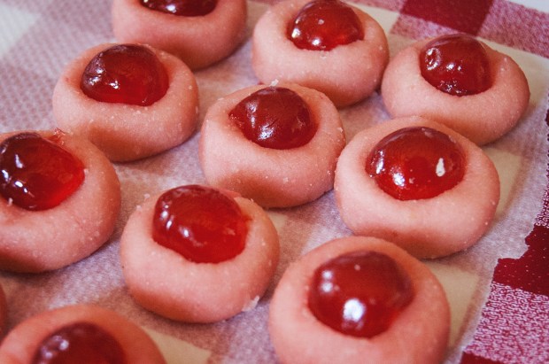 Panellets de cirera confitada a punt d'enfornar