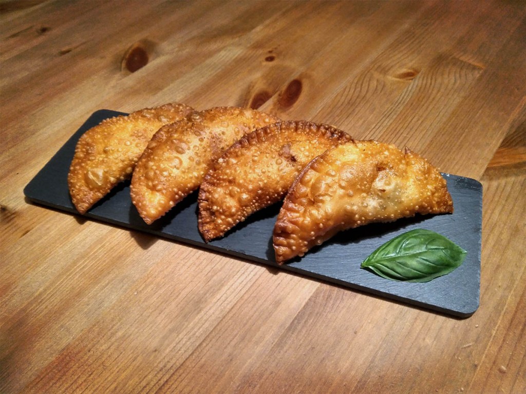 Crestes ("empanadillas") de pesto amb tomàquet sec